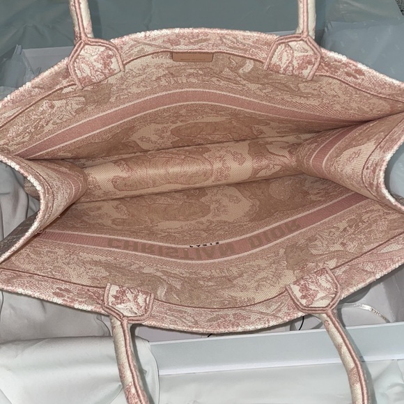 LARGE DIOR BOOK TOTE
Pink Toile de Jouy Embroidery - Picture 5 of 10